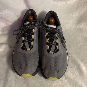 On Running Men's Gray and Black Athletic Running Shoes